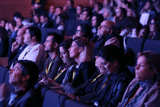 Fotografia que mostra persones assegudes a les butaques de l’Auditori Antoni Gaudí atenent