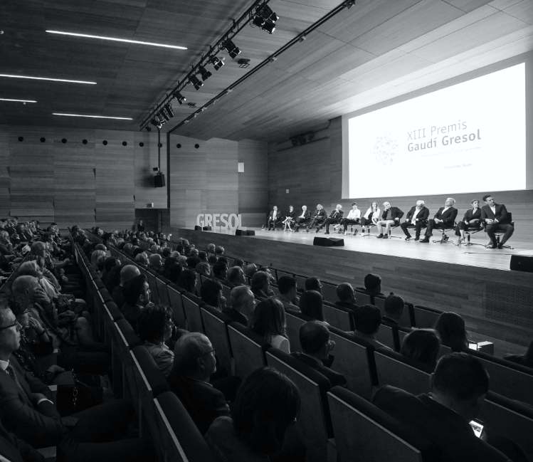 Auditori Antoni Gaudí des d’un lateral mostrant de fons una gran pantalla mostrant el nom de l’esdeveniment.