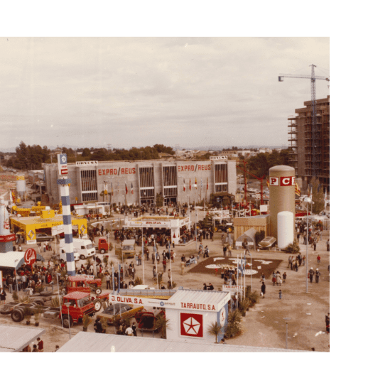 Fotografia  de l’espai d’Exporo Reus a l’any 1974. Es veu l’edifici i tot el muntatge firal sobre l’escampat que envolta a l’edifici.  