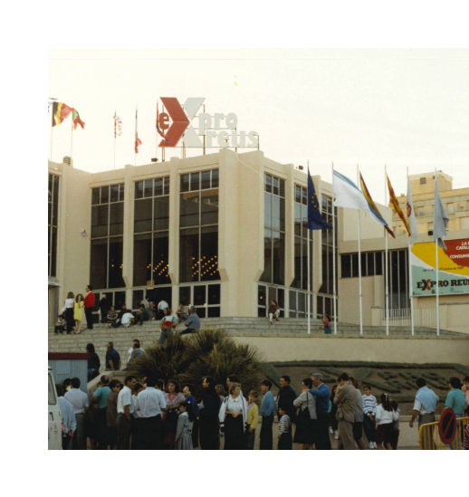 Fotografia de l’any 1989 on es veu la façana l’antic edifici d’ExproReus. Hi ha gent fent cua per entrar. 